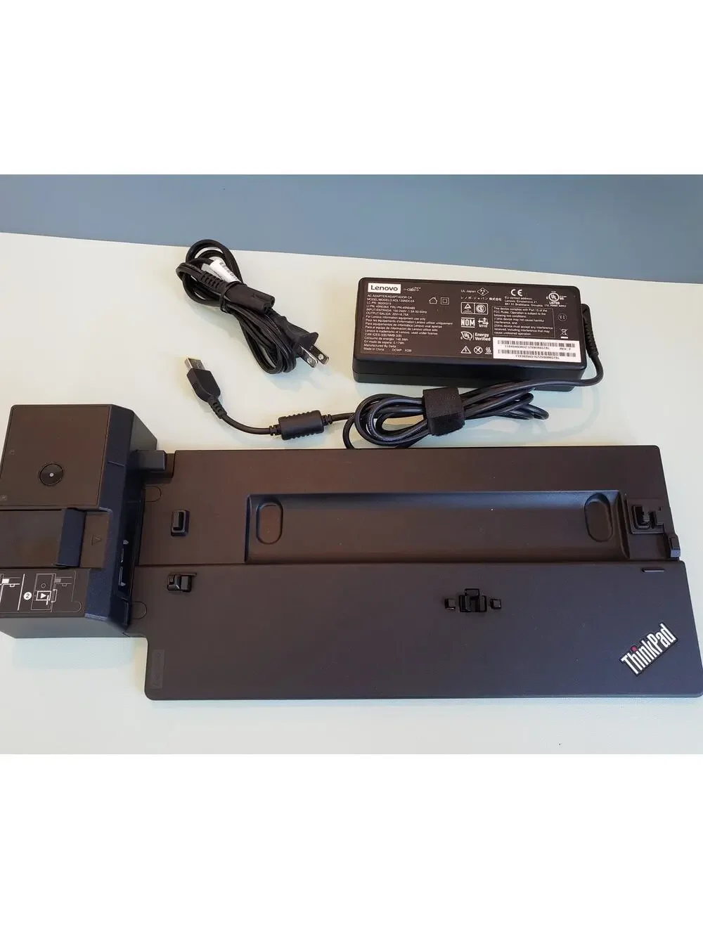 Lenovo ThinkPad Ultra Docking Station Type 40AJ with 135W AC Power Adapter